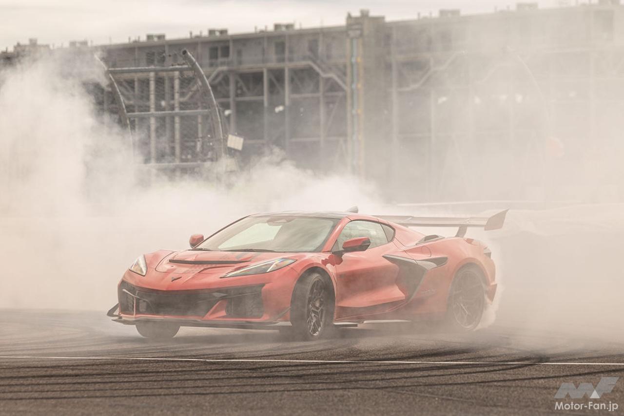 シボレーコルベットZR1Xが吹き消す250本のバースデーキャンドル