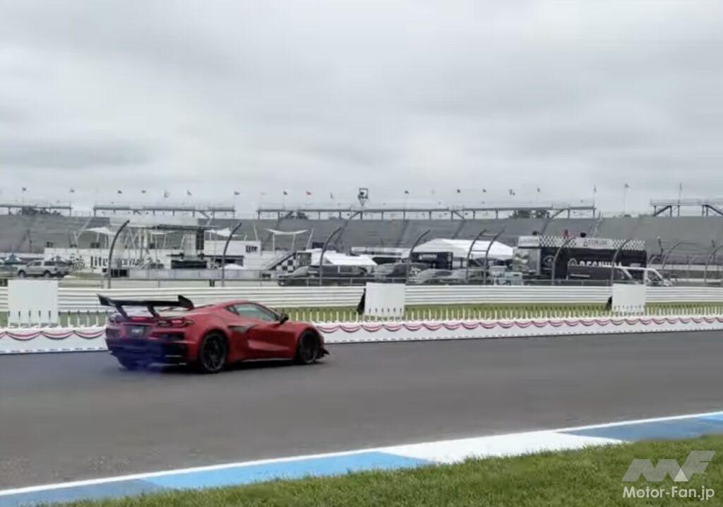 コディ・バルクリーのドライブによって、サーキットに並べられた250本のキャンドルが吹き消されている。