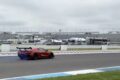コディ・バルクリーのドライブによって、サーキットに並べられた250本のキャンドルが吹き消されている。