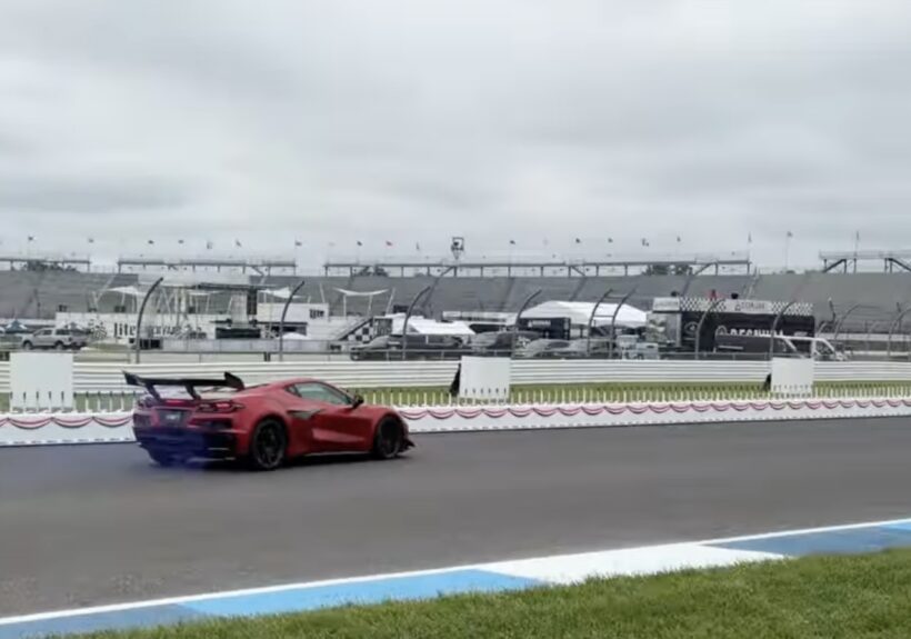 コディ・バルクリーのドライブによって、サーキットに並べられた250本のキャンドルが吹き消されている。