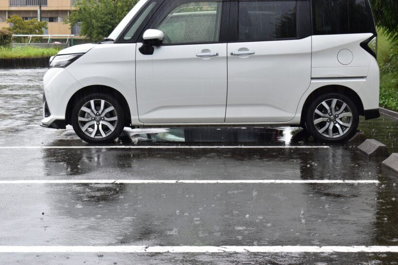 雨の中で止まっているクルマ