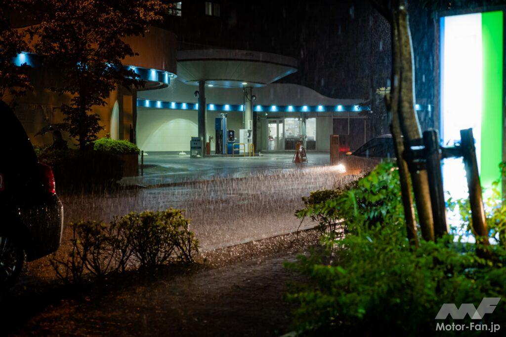 雨の中の頑丈な建物