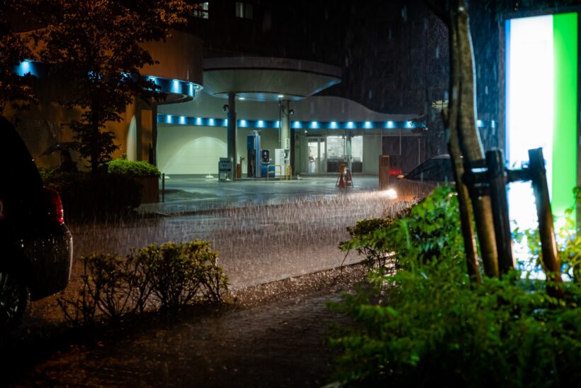 雨の中の頑丈な建物