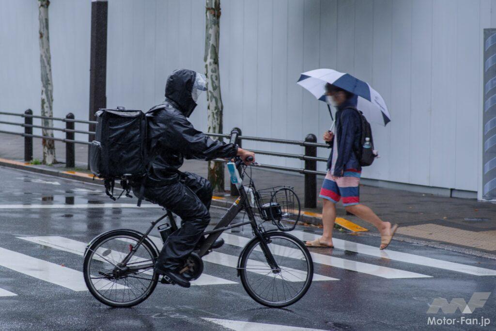 カッパを着て運転する人