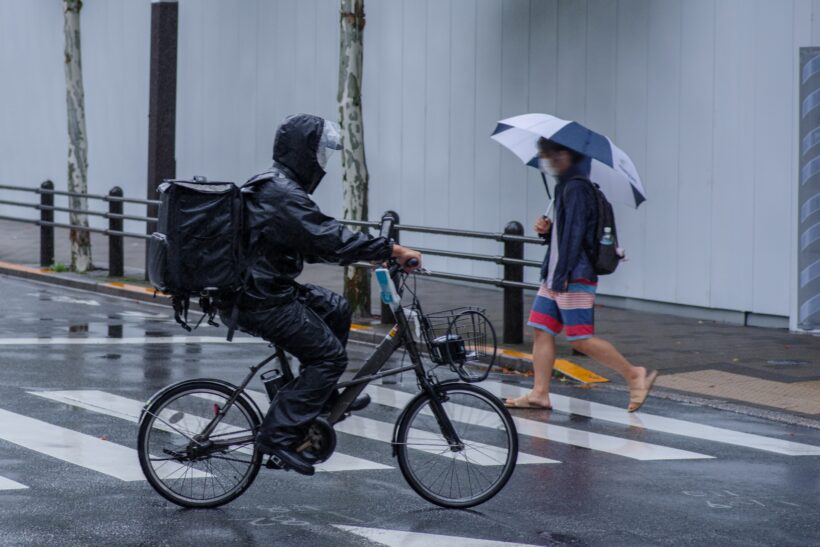 カッパを着て運転する人