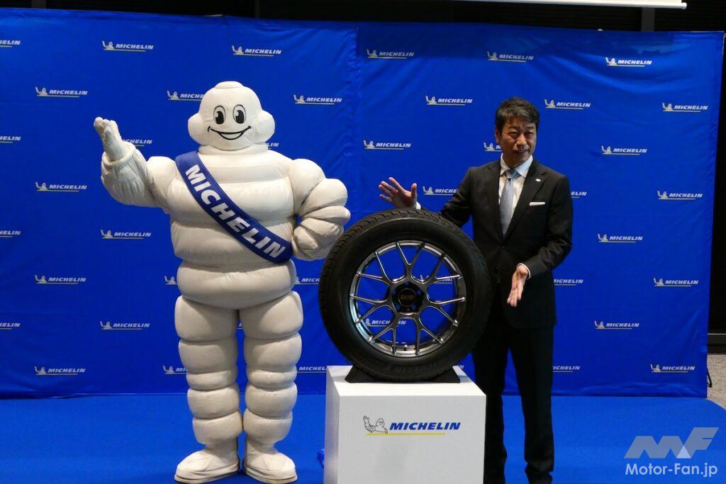 X-ICE SNOW＋と日本ミシュランタイヤ 代表取締役社長 須藤元とミシュランマン。