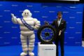 X-ICE SNOW＋と日本ミシュランタイヤ 代表取締役社長 須藤元とミシュランマン。