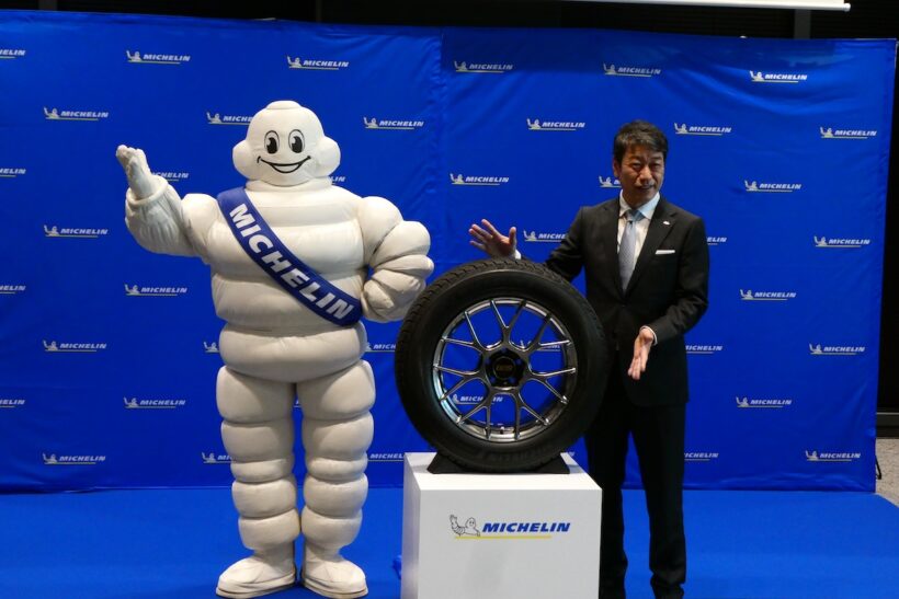 X-ICE SNOW＋と日本ミシュランタイヤ 代表取締役社長 須藤元とミシュランマン。