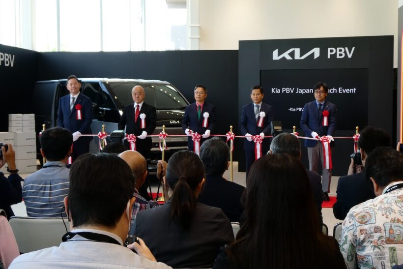 左からKia PBVジャパン 田島靖也代表取締役社長、JAIA 入野泰一副理事長兼専務理事、駐日本国大韓民国大使館 鄭京彔（ジョンギョンロク）公使参事官、Kia 金相大（キム・サンデ）副社長、﻿双日 畠山忠重自動車本部 自動車第二部部長。