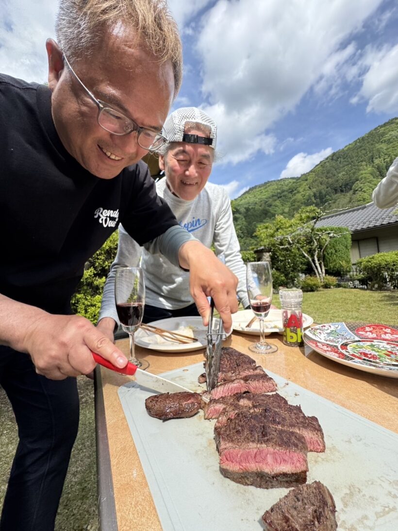 炭火でサカエヤさんの肉を焼く
