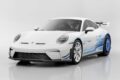 【Porsche 911 GT3 Artisan Edition】マンタイキット専用となるリップスポイラーやカーボン製ウイング、リヤホイールのエアロディスクなどを装着。カラーリングはホワイトとジャパンブルー＝藍色を印象的に掛け合わせた。限定30台での導入となる。