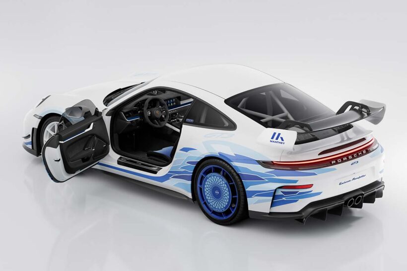 【Porsche 911 GT3 Artisan Edition】マンタイキット専用となるリップスポイラーやカーボン製ウイング、リヤホイールのエアロディスクなどを装着。カラーリングはホワイトとジャパンブルー＝藍色を印象的に掛け合わせた。限定30台での導入となる。