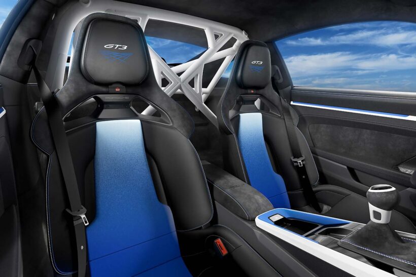 【Porsche 911 GT3 Artisan Edition】マンタイキット専用となるリップスポイラーやカーボン製ウイング、リヤホイールのエアロディスクなどを装着。カラーリングはホワイトとジャパンブルー＝藍色を印象的に掛け合わせた。限定30台での導入となる。
