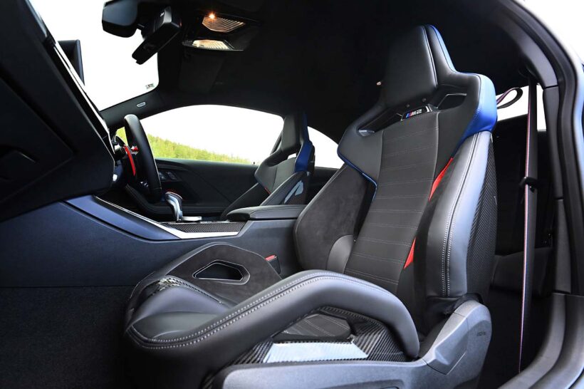 第2世代となる現行M2は、ボディが大型化するとともにAWDとなったM3／M4に代わる、Mモデルの根源的な価値を受け継ぐクルマとしていま注目が集まる。試乗車は本文にあるMレーストラックパッケージなどのオプションを装着、総額1341万9000円の個体。タイヤサイズは前275/35R19、後285/30R20で、銘柄はミシュラン・パイロットスポーツカップ2だ。