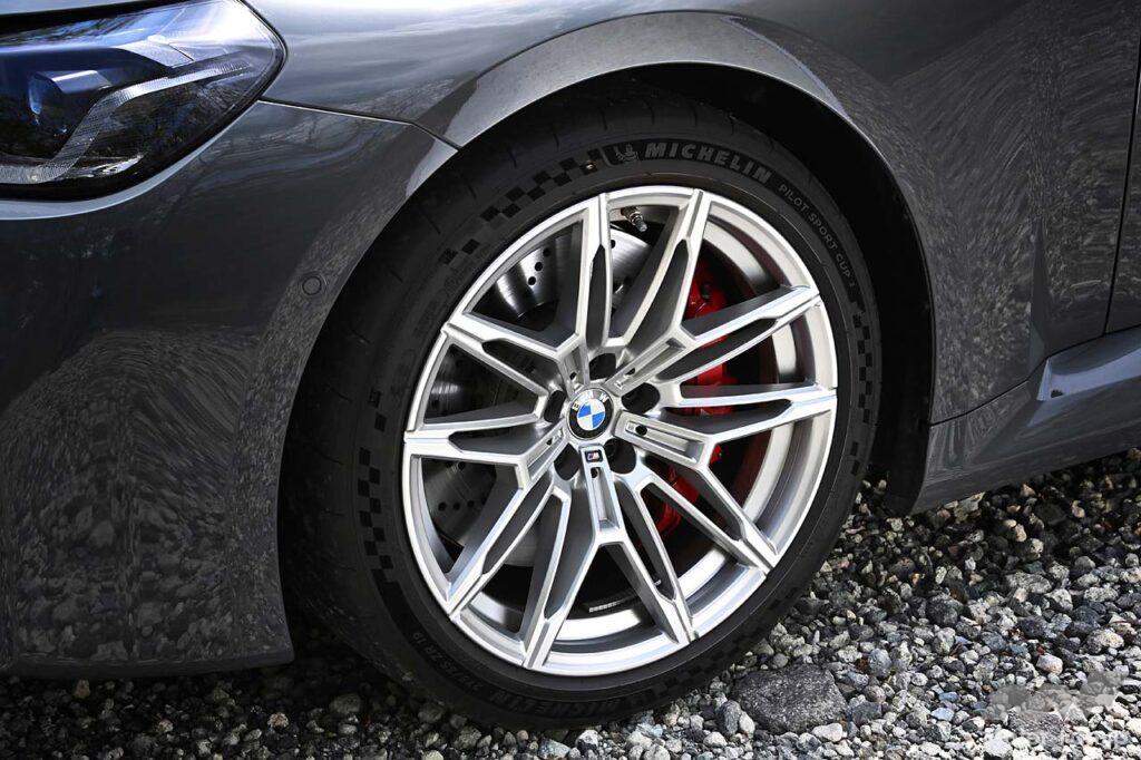 第2世代となる現行M2は、ボディが大型化するとともにAWDとなったM3／M4に代わる、Mモデルの根源的な価値を受け継ぐクルマとしていま注目が集まる。試乗車は本文にあるMレーストラックパッケージなどのオプションを装着、総額1341万9000円の個体。タイヤサイズは前275/35R19、後285/30R20で、銘柄はミシュラン・パイロットスポーツカップ2だ。