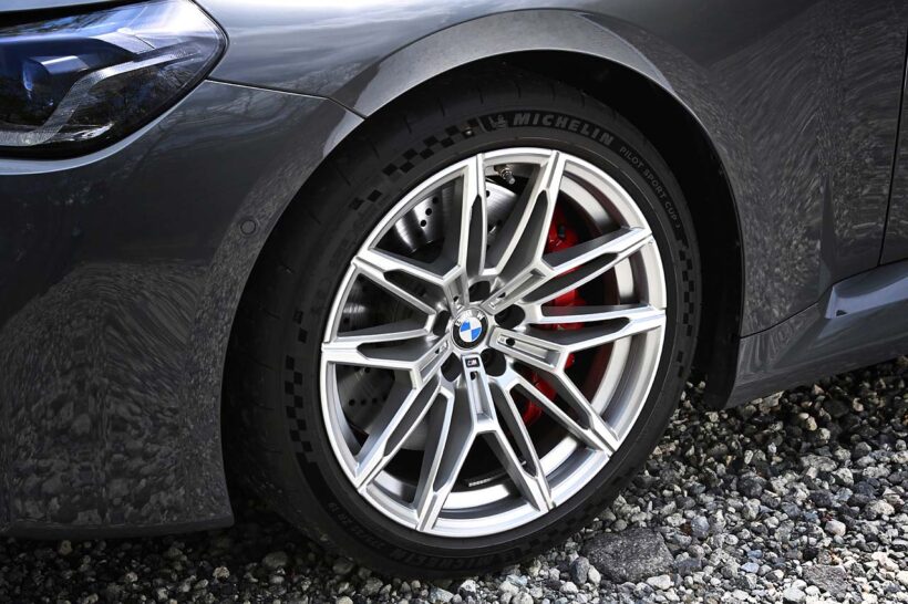 第2世代となる現行M2は、ボディが大型化するとともにAWDとなったM3／M4に代わる、Mモデルの根源的な価値を受け継ぐクルマとしていま注目が集まる。試乗車は本文にあるMレーストラックパッケージなどのオプションを装着、総額1341万9000円の個体。タイヤサイズは前275/35R19、後285/30R20で、銘柄はミシュラン・パイロットスポーツカップ2だ。