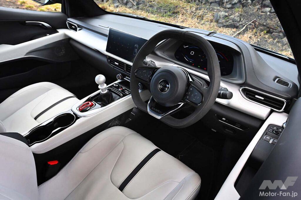3.5リッターV6スーパーチャージャーのほか、2.0リッター直4ターボが用意されるエミーラ。試乗車は導入記念のV6ファーストエディションで、20インチホイールや強化ブレーキなど、人気のオプションを多数標準装備する。6速MTのほか6速AT仕様も用意。タイヤサイズは前245/35R20、後295/30R20で、試乗車はグッドイヤー・イーグルF1スーパースポーツを装着していた。