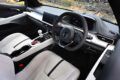 3.5リッターV6スーパーチャージャーのほか、2.0リッター直4ターボが用意されるエミーラ。試乗車は導入記念のV6ファーストエディションで、20インチホイールや強化ブレーキなど、人気のオプションを多数標準装備する。6速MTのほか6速AT仕様も用意。タイヤサイズは前245/35R20、後295/30R20で、試乗車はグッドイヤー・イーグルF1スーパースポーツを装着していた。