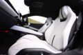 3.5リッターV6スーパーチャージャーのほか、2.0リッター直4ターボが用意されるエミーラ。試乗車は導入記念のV6ファーストエディションで、20インチホイールや強化ブレーキなど、人気のオプションを多数標準装備する。6速MTのほか6速AT仕様も用意。タイヤサイズは前245/35R20、後295/30R20で、試乗車はグッドイヤー・イーグルF1スーパースポーツを装着していた。