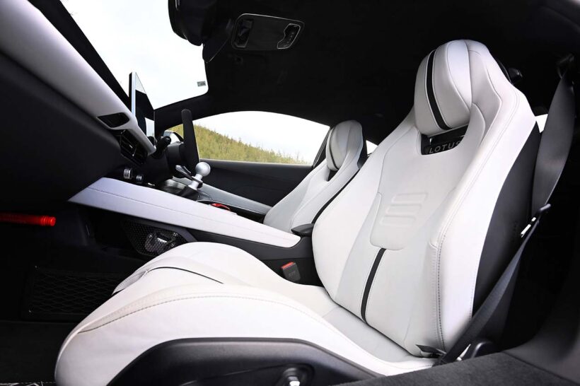 3.5リッターV6スーパーチャージャーのほか、2.0リッター直4ターボが用意されるエミーラ。試乗車は導入記念のV6ファーストエディションで、20インチホイールや強化ブレーキなど、人気のオプションを多数標準装備する。6速MTのほか6速AT仕様も用意。タイヤサイズは前245/35R20、後295/30R20で、試乗車はグッドイヤー・イーグルF1スーパースポーツを装着していた。