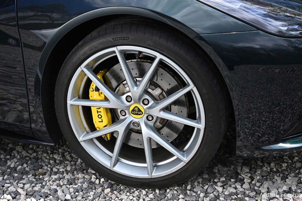 3.5リッターV6スーパーチャージャーのほか、2.0リッター直4ターボが用意されるエミーラ。試乗車は導入記念のV6ファーストエディションで、20インチホイールや強化ブレーキなど、人気のオプションを多数標準装備する。6速MTのほか6速AT仕様も用意。タイヤサイズは前245/35R20、後295/30R20で、試乗車はグッドイヤー・イーグルF1スーパースポーツを装着していた。