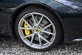 3.5リッターV6スーパーチャージャーのほか、2.0リッター直4ターボが用意されるエミーラ。試乗車は導入記念のV6ファーストエディションで、20インチホイールや強化ブレーキなど、人気のオプションを多数標準装備する。6速MTのほか6速AT仕様も用意。タイヤサイズは前245/35R20、後295/30R20で、試乗車はグッドイヤー・イーグルF1スーパースポーツを装着していた。