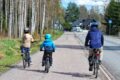 自転車を漕ぐ家族