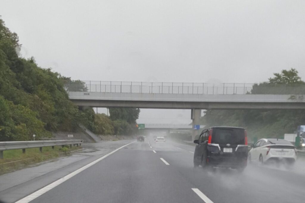 雨天時の高速道路