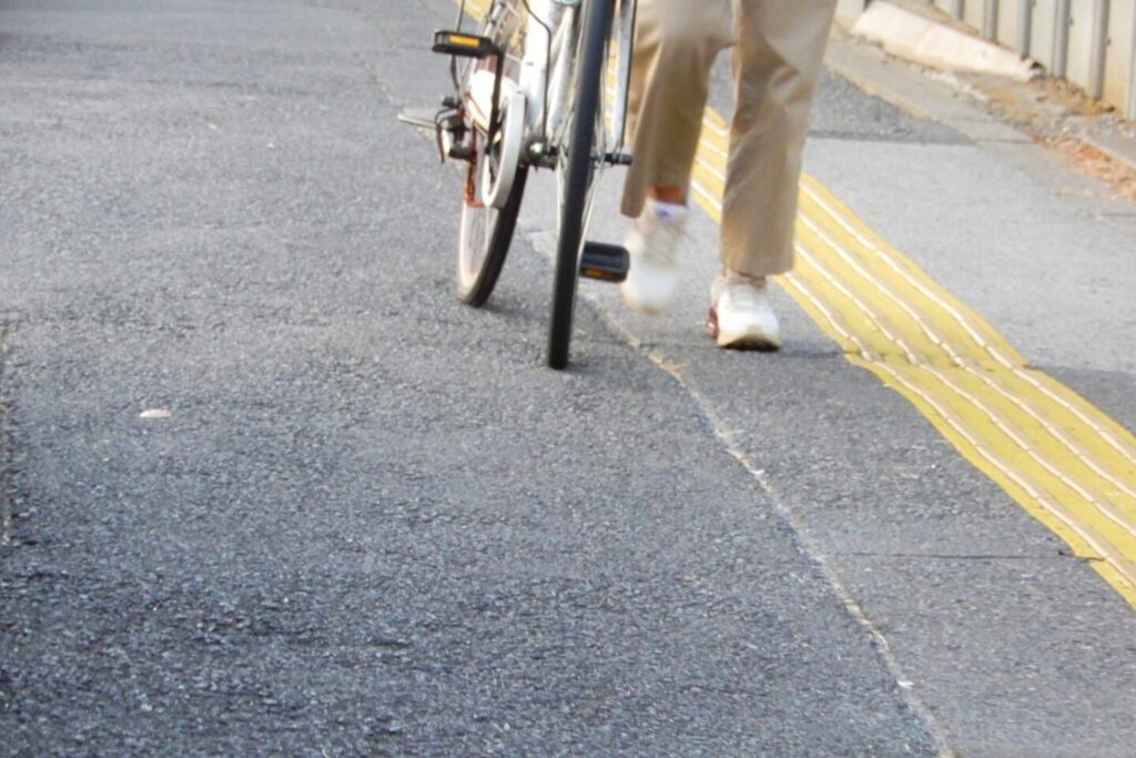 自転車を押す人