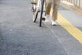 自転車を押す人
