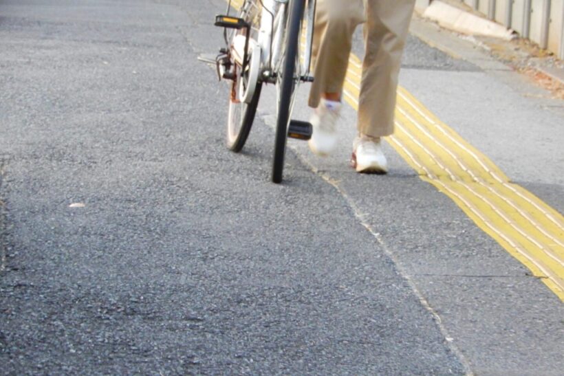 自転車を押す人