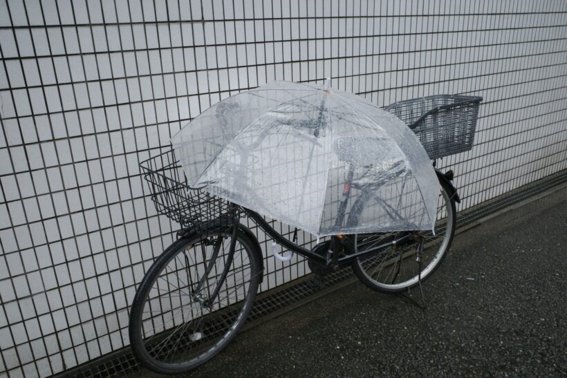 自転車の上にある傘