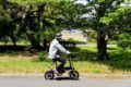 ヘルメットを着用して電動バイクを運転している人