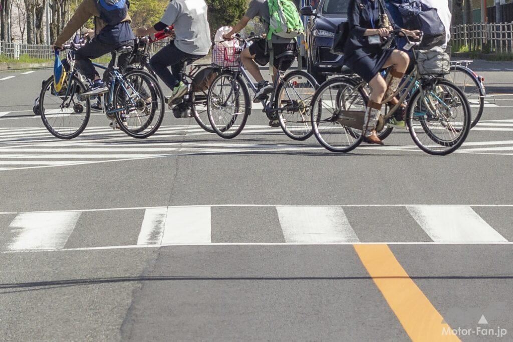 横断歩道を走る自転車