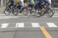 横断歩道を走る自転車