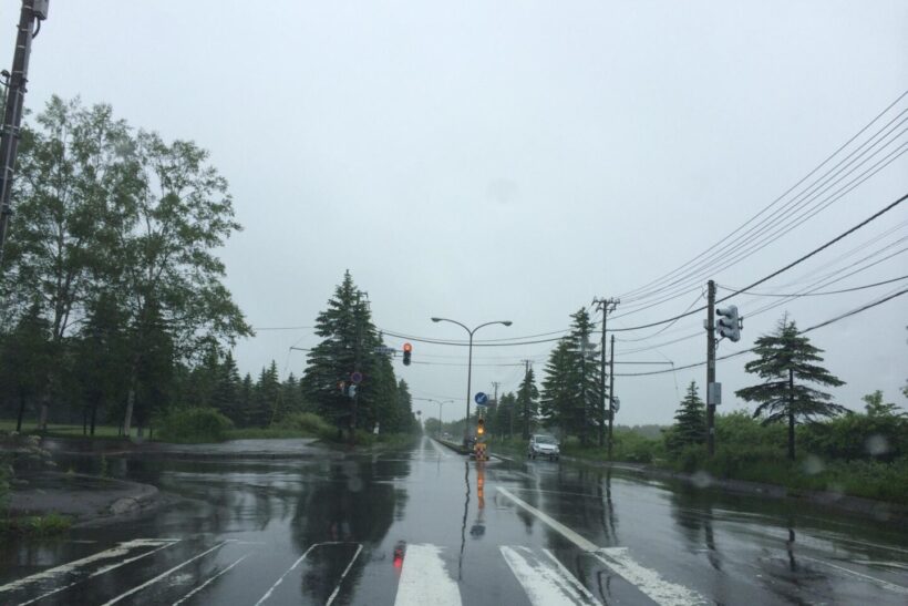 雨の中の道路