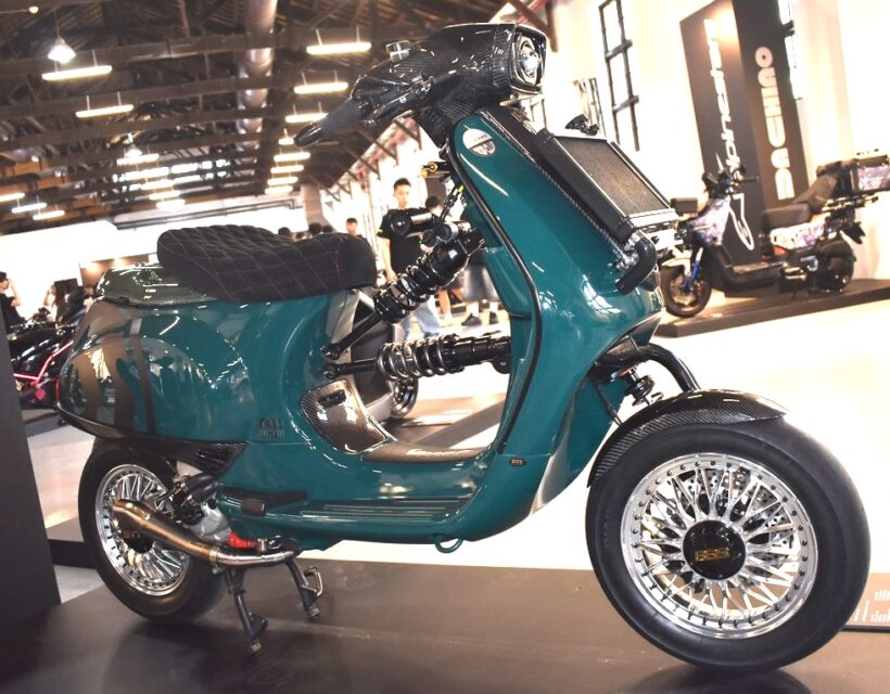300ccエンジンを換装しドライカーボンパーツを多用したベスパS125 300ccエンジンを換装しドライカーボンパーツを多用したベスパS125