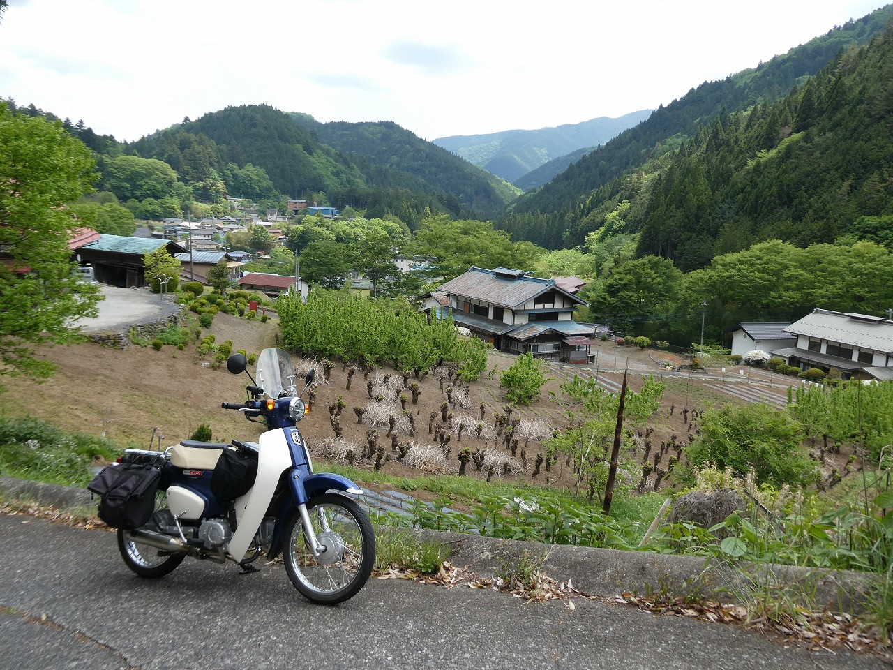 東京から一番近い秘境を自認する山里で手打ちそばを味わう。ゆるカブ