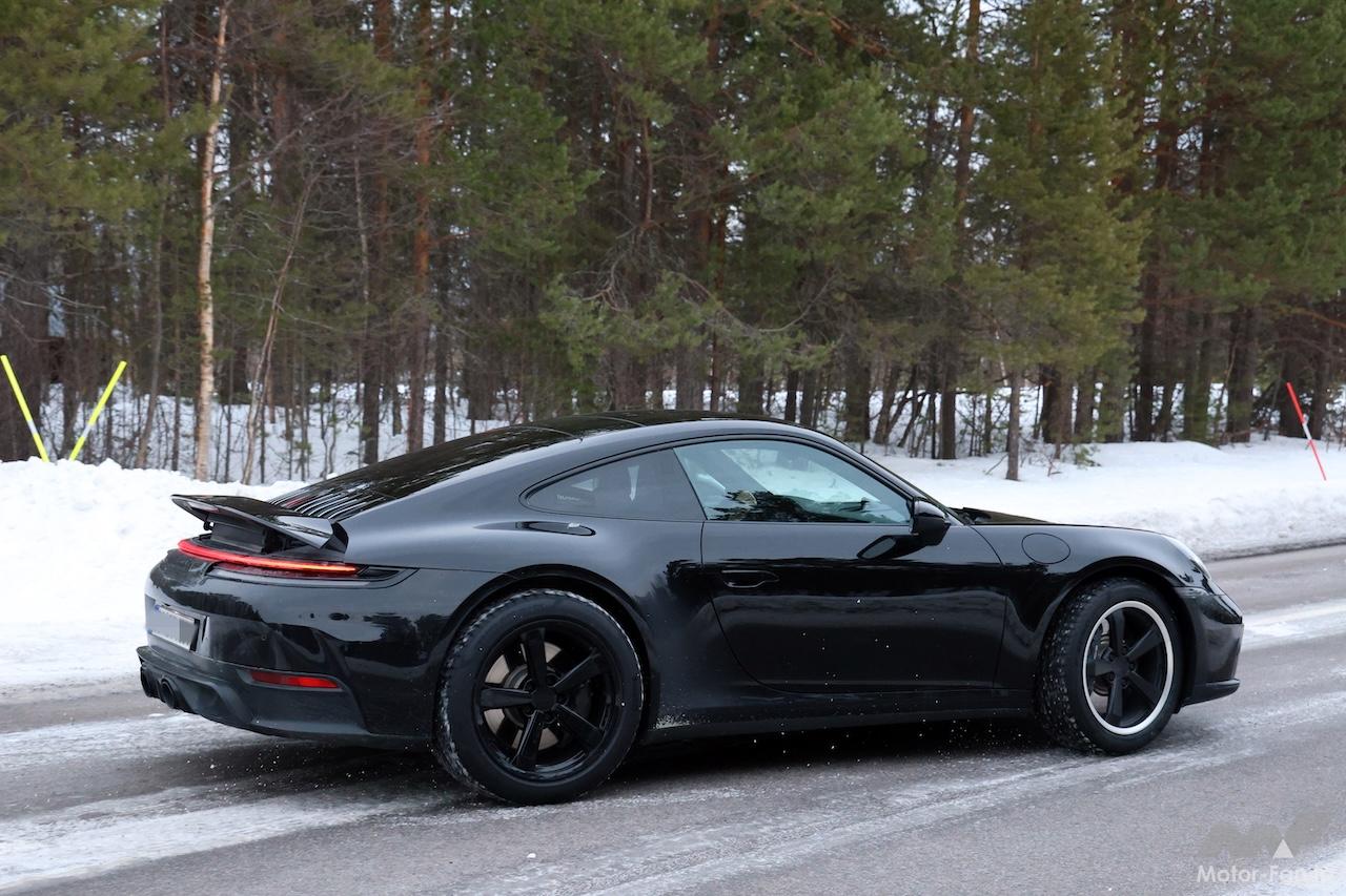 ポルシェ 911 ダカール (ブラック) チェイスカー ポルシェ完売モデルが早くも再来!? 新型911ダカールの極寒テストを激写