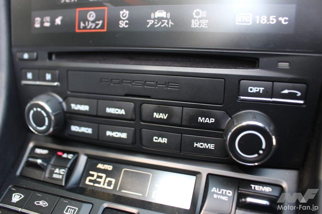 CD/DVDにも対応するオーディオ。ナビ、車両設定用などのスイッチ類も並ぶ
