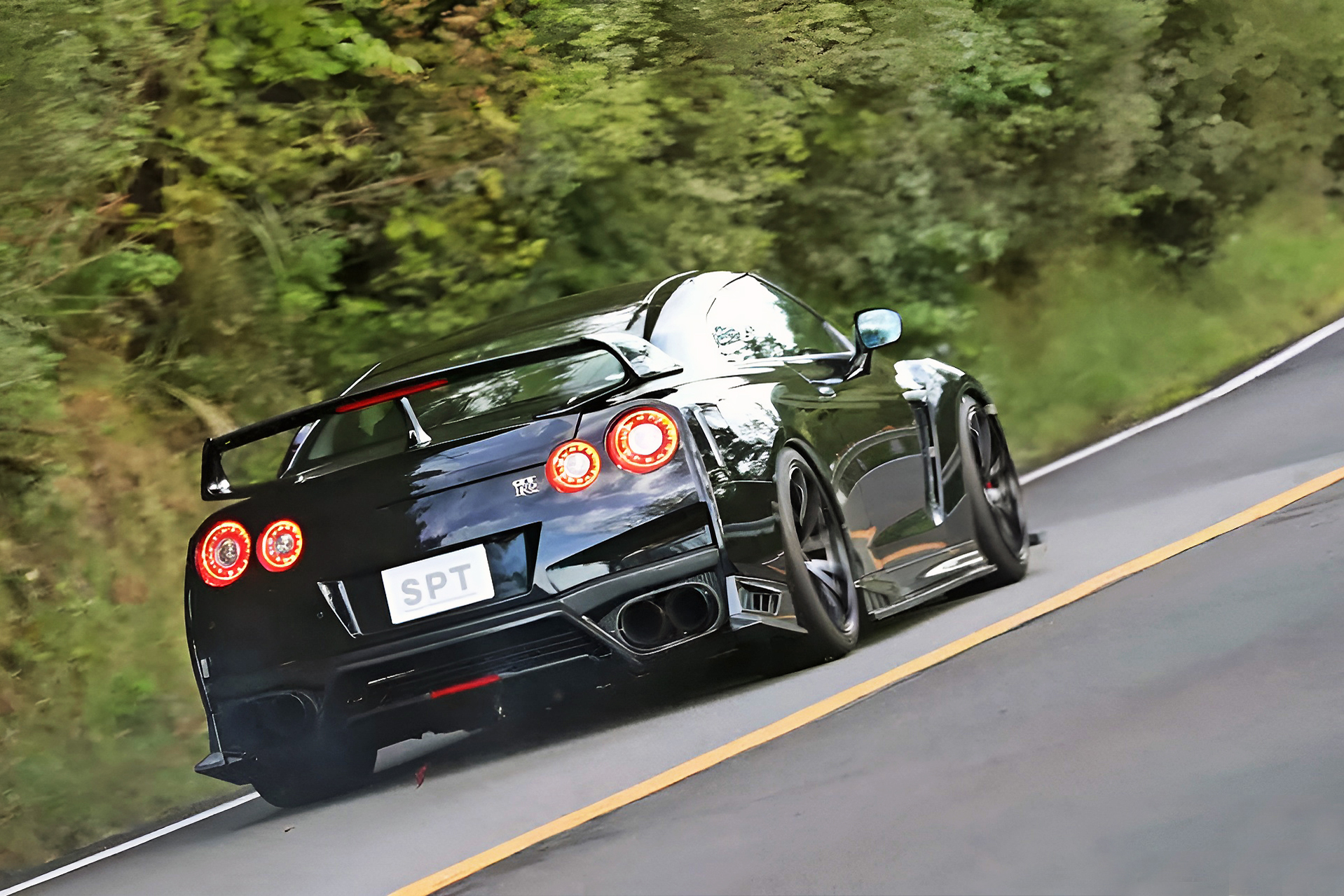 踏んだ瞬間に世界が変わる…」超レスポンス型730馬力のR35GT-Rが面白