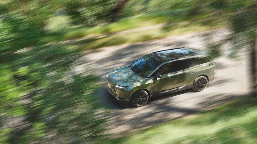 フル電動SUV「レクサス TZ 450e」の走行シーン。