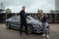 「メルセデス AMG GT 4ドア クーペ」量産仕様をテストした、メルセデス・ベンツのオラ・ケレニウスCEOとドリアーヌ・ピン。