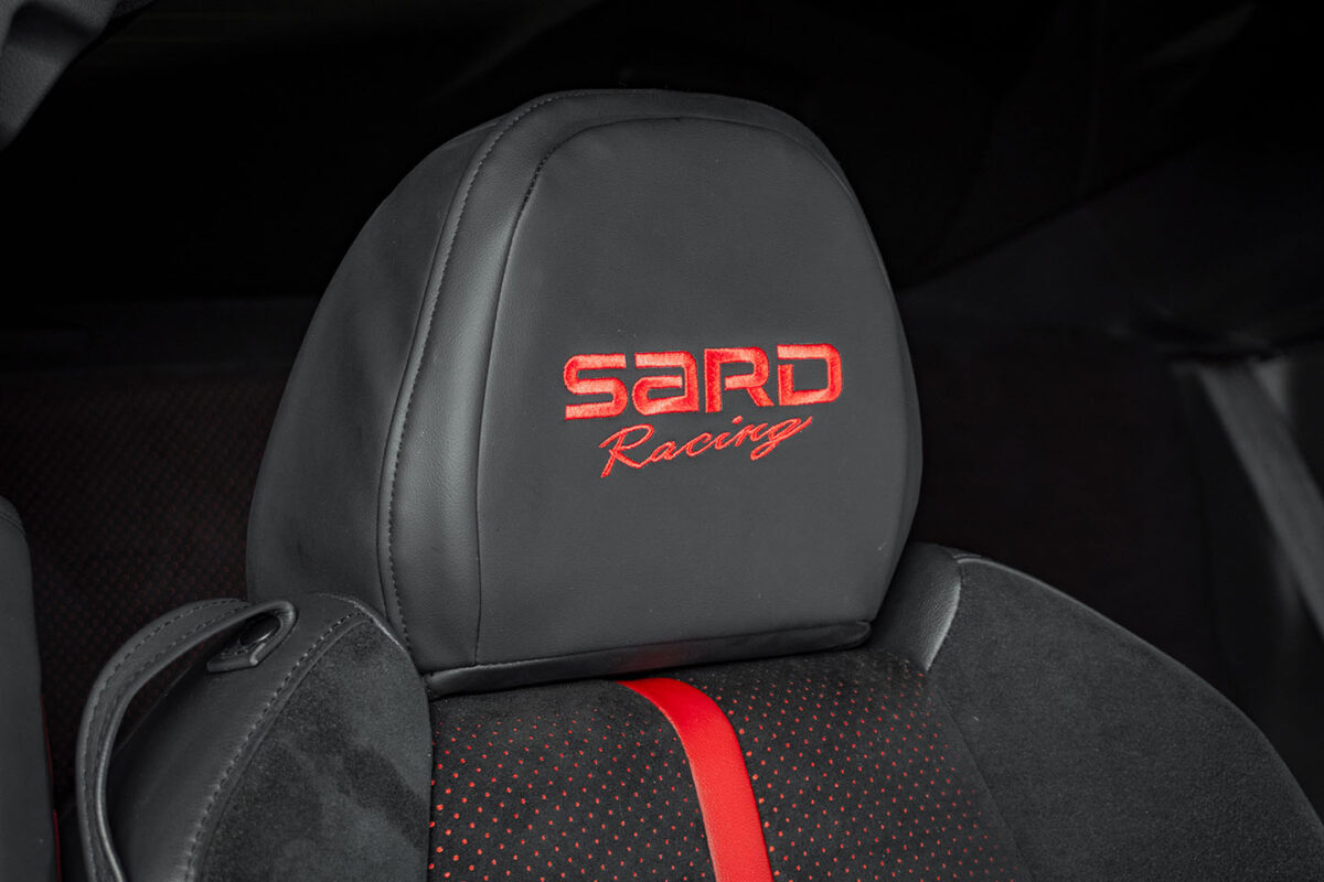 「被せるだけで純正シートがレーシーに変身！」名門サードがGR86＆BRZ用ヘッドレストカバー発売