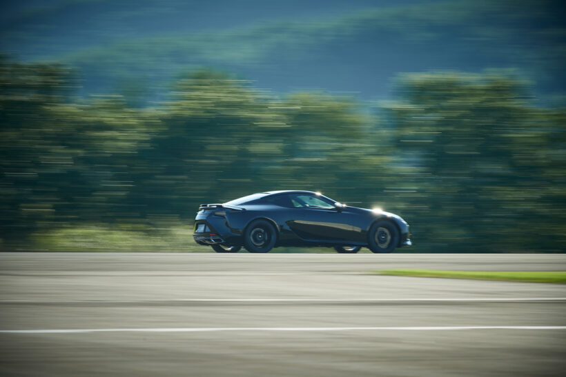 LC500 特別仕様車“AVIATION”（ブラック）。