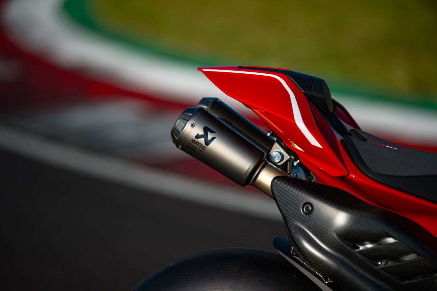 ドゥカティ、新型Panigale V4 R発売 218馬力のSBKホモロゲーション 