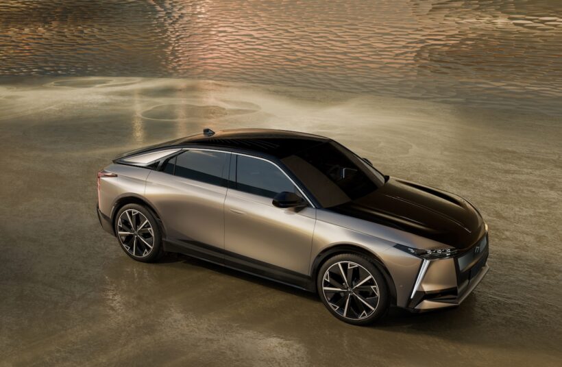 新世代フル電動フラッグシップ「DS N°8」のエクステリア。