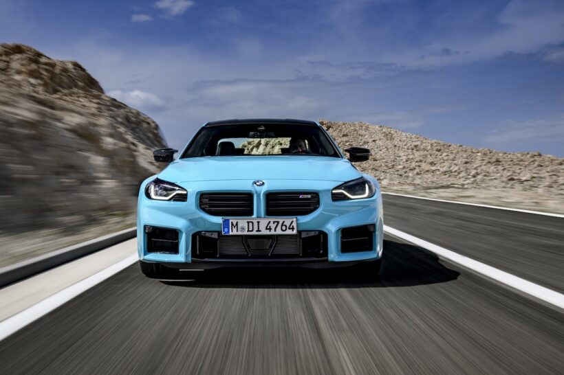 新型「BMW M2 M xDrive」の走行シーン。