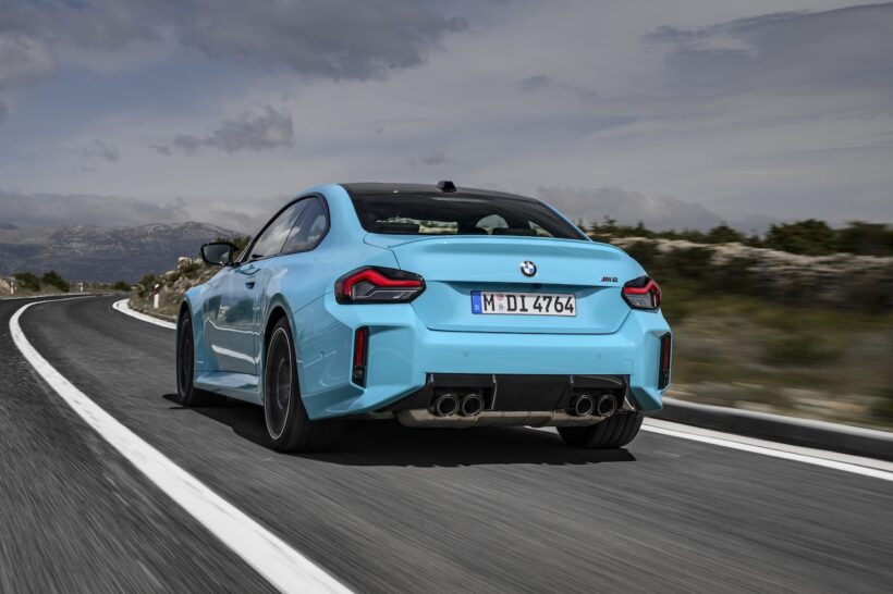 新型「BMW M2 M xDrive」の走行シーン。