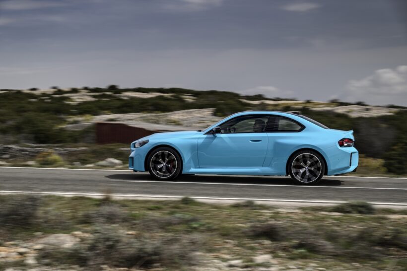 新型「BMW M2 M xDrive」の走行シーン。